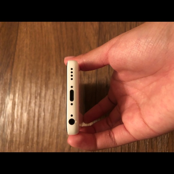 iPhone 5c unlocked - Picture 3 of 6